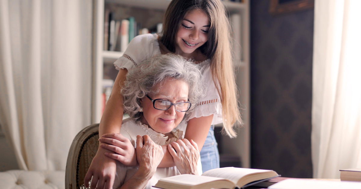 γιαγιά-εγγονή-αγκαλιά-dcare